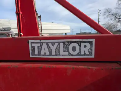 USED 1900 TAYLOR BOAT LIFT