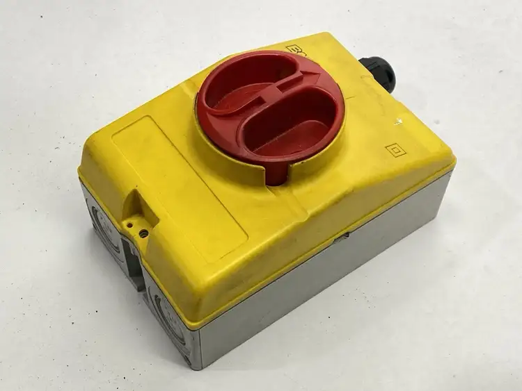 Used BACO Disconnect Switch With Enclosure 3PH 32A 690V Switchgears Michigan US | Maverick Industrial Sales #1401607