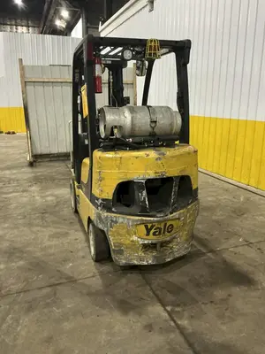5,400 LBS YALE FORKLIFT W/ 181" LIFT HEIGHT AND 6' FORKS W/ AUTO ADJUST: YOBRO #25131