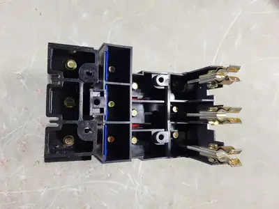 Disconnect Switch w/ 3 Times 15 Amp fuse AJT15