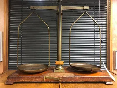 2899-385 Antique H. Kohlbusch Balance Beam Scale with Set of Weights Circa 1890