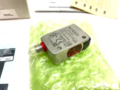 USED KEYENCE SELF-CONTAINED CMOS DISTANCE BASED LASER SENSOR, 3-PIN 250MM