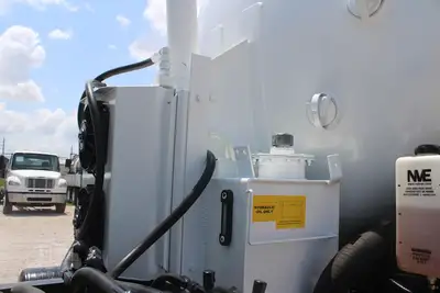 Used 2019 VOLVO VHD64B200 Vacuum Truck Texas US | Roll Off Truck World #1491991