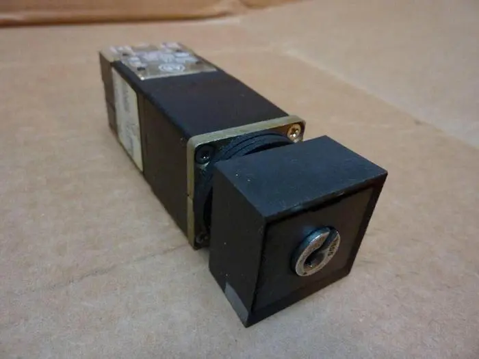 Used ALLEN BRADLEY 800MB-J41U SER A Relays & Switches Michigan US | Ideal Machinery #597013