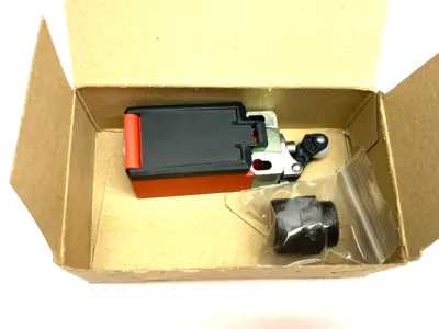 USED WARNER, BERNSTEIN ROLLER LIMIT SWITCH 240V