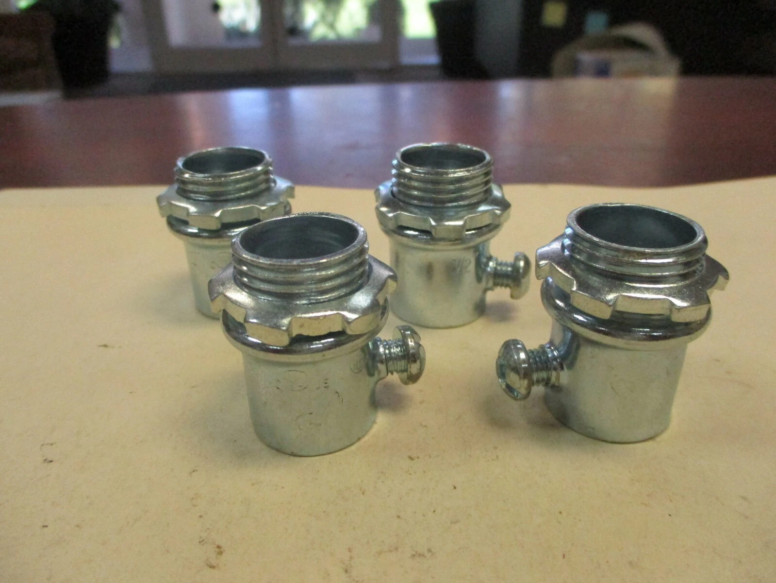 Unused 1/2" Steel Set One-Screw Insulated EMT Connectors (QTY 4)