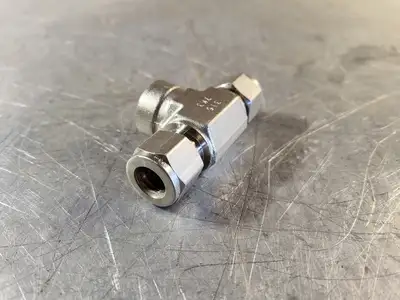 NEW SWAGELOK SS-810-3-8TTF