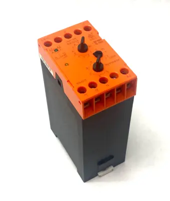 USED E. DOLD & SÖHNE VOLTAGE CHANGE RELAY