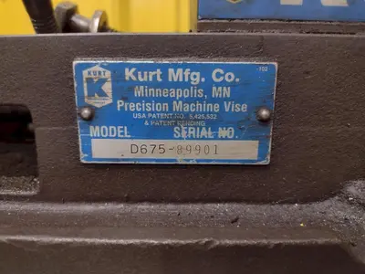 6" KURT MODEL #D675 PRECISION MACHINE VISE W/ SWIVEL HANDLE: STOCK #23448