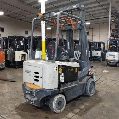 USED 2019 CROWN FC5225-60