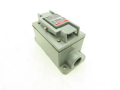 Allen Bradley 800S-2SA4 Pushbutton Start Stop Station 600VAC 5A N.O.N.C. Ser.M