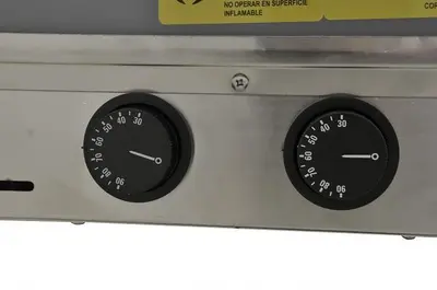 25-inch Double-Shelf Full Service Heated Display Case with 100L capacity