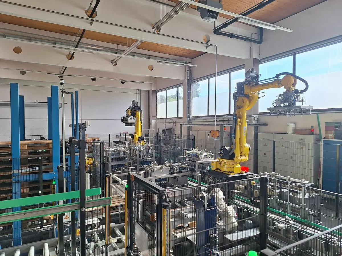 USED Yaskawa COMPLETE PACKAGING LINE 0.33L / 0.5L GLASS BOTTLES