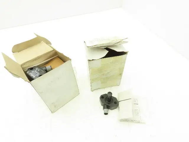 Namco EE210-61304 Cylinder Proximity Switch Cylindicator 1.25" 10-30VDC Lot of 2