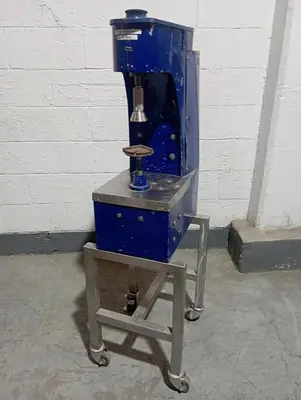 De Vecchi semiautomatic capper