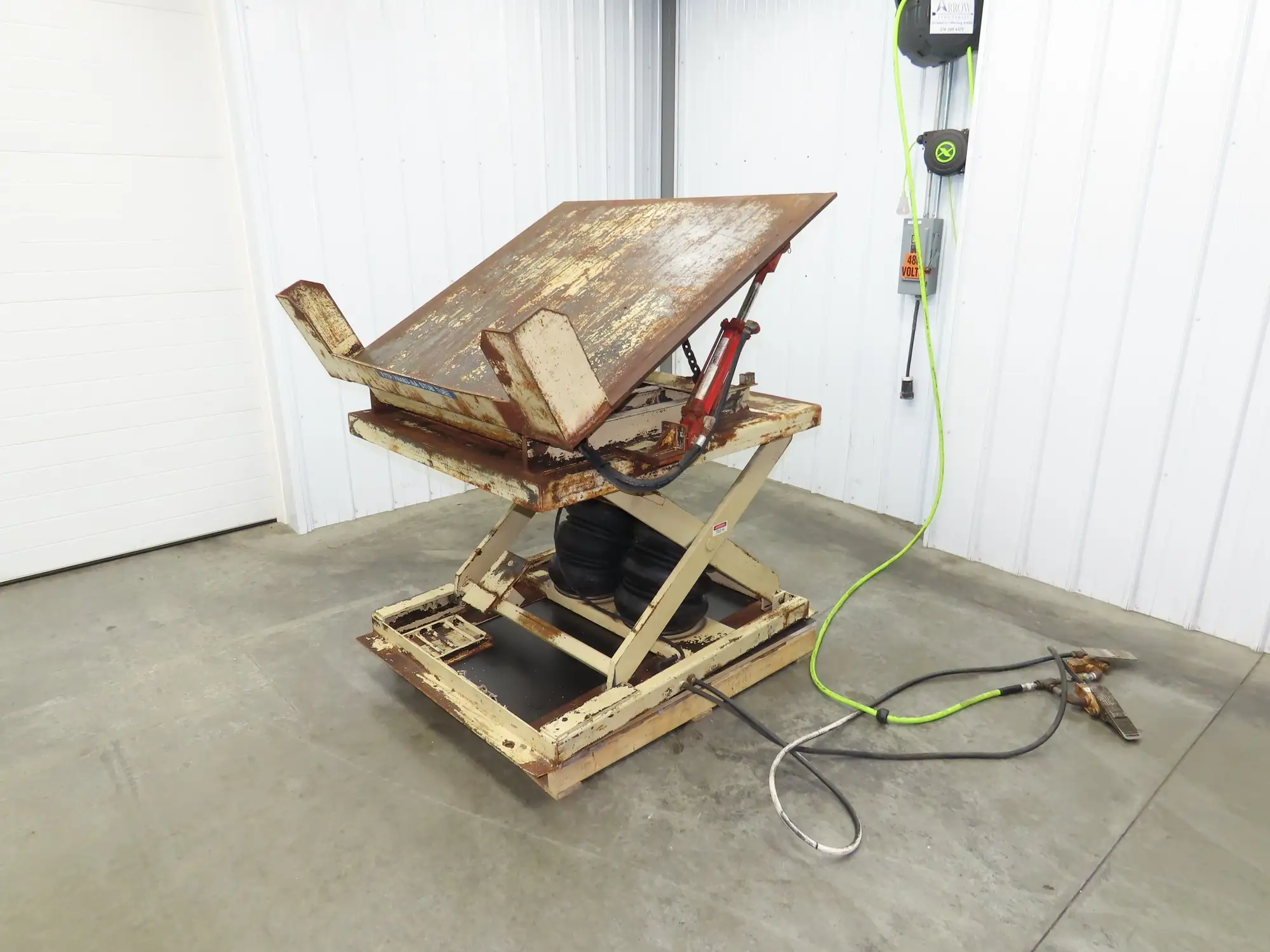 Pneumatic Lift Tilt Table Tote Tipper 2000lb 28° Degree 50x46" Top