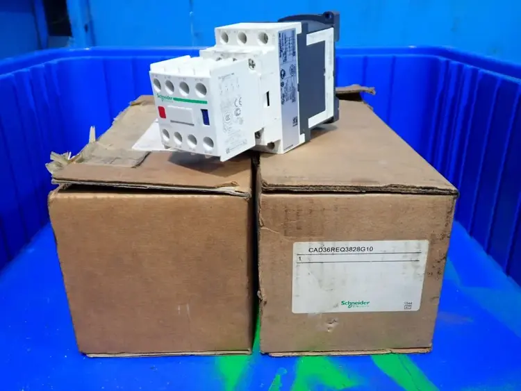 Used SCHNEIDER ELECTRIC CAD36REQ3828G10 Relays & Switches Ohio US | HGR 24 #882529