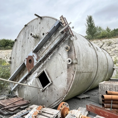 80,000 L S/S Vertical Enclosed Storage Tanks