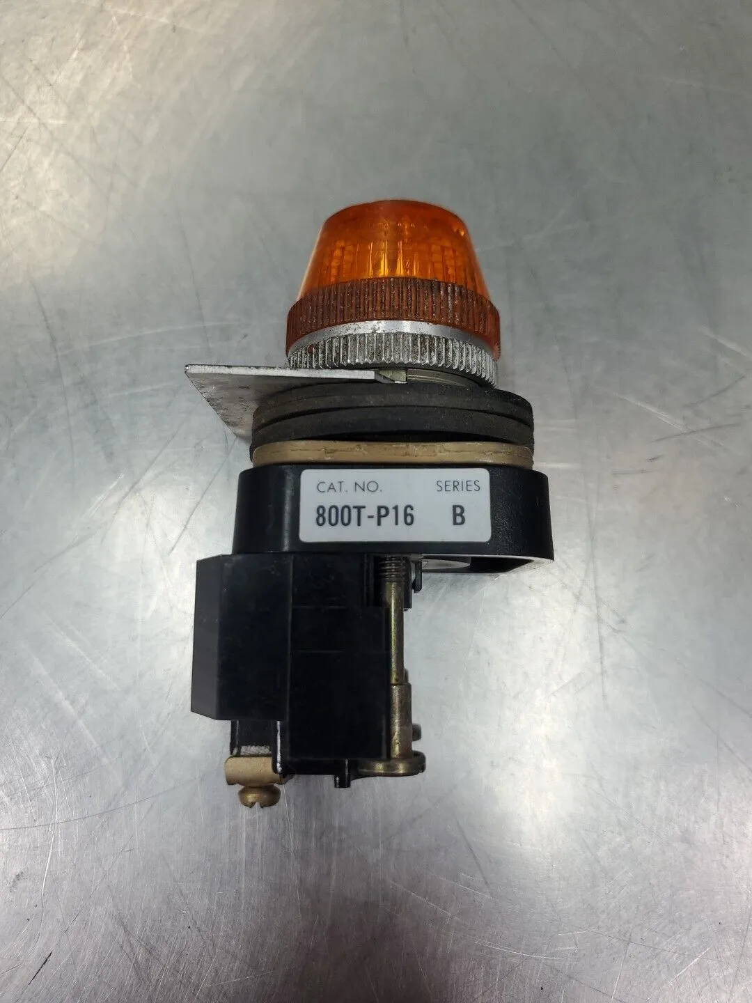 ALLEN BRADLEY 800T-P16 SER B PILOT LIGHT AMBER, 120VAC 50/60HZ. 4D-8