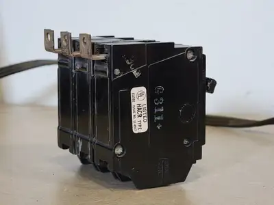 15 Amp, 3 Pole, 240 volts Circuit Breaker