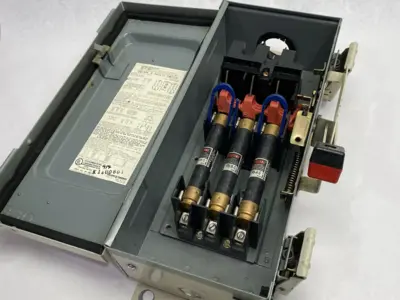 USED SCHNEIDER ELECTRIC SQUARE D SAFETY SWITCH, HEAVY DUTY, FUSIBLE, 30A 3-POLE 20HP