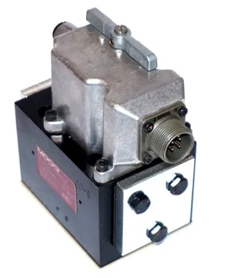 NEW MOOG 631F734F1 SERVO VALVE TYPE P10JXFM4VBRM 4500 PSI