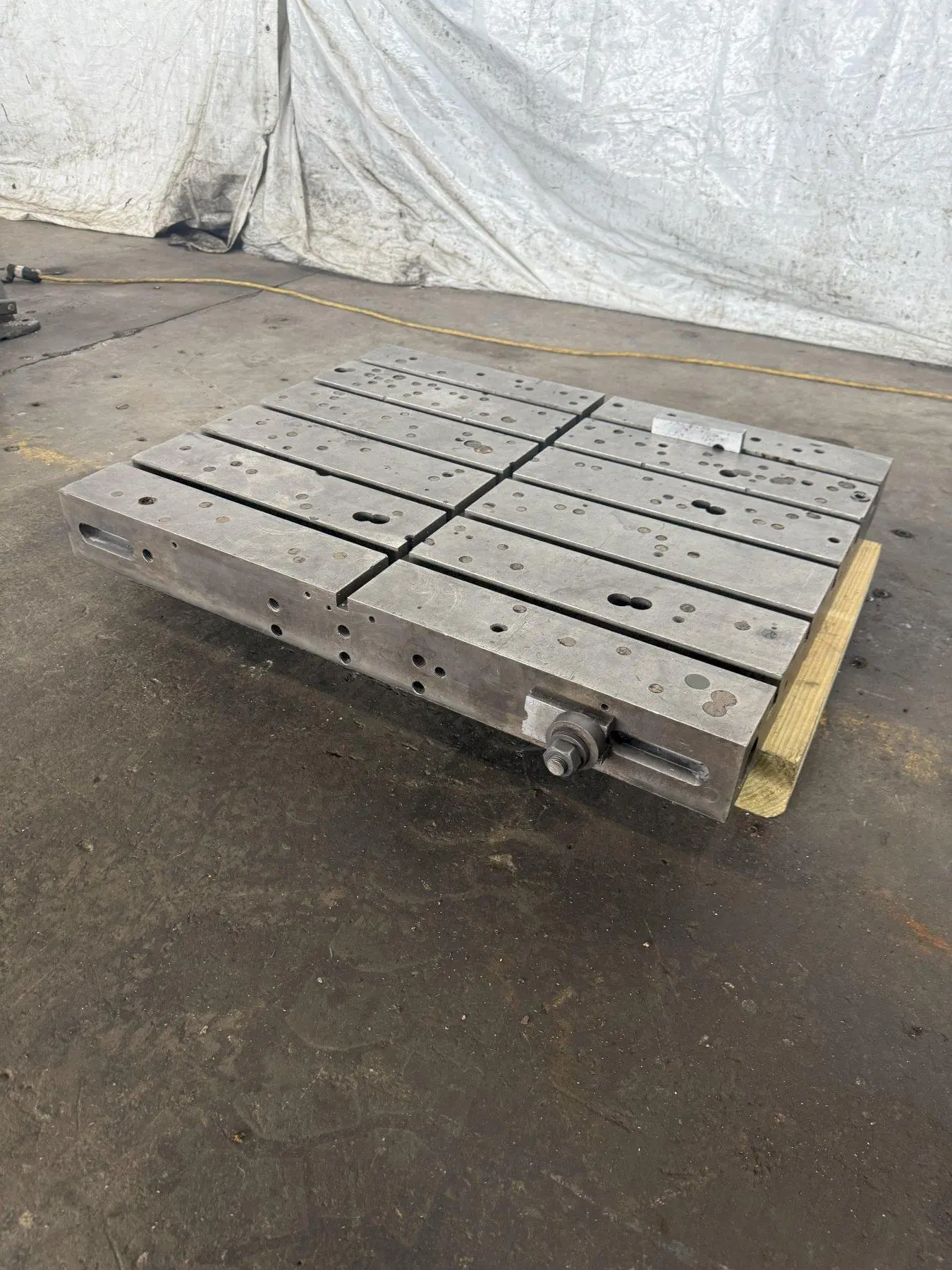 36" X 29-1/2" DEVLIEG E-TABLE. STOCK # 0238025