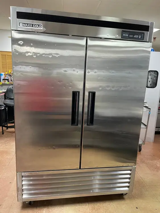 Used Maxx Cold Used 54" Maxx Cold MCR-49FDHC Stainless Two Section Reach In Refrigerator 120V Refrigerators Illinois US | Falcon Restaurant Supply #1374945