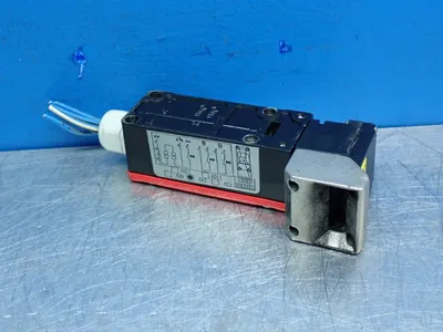 Used FORTRESS INTERLOCKS ATHSTOP024X003 Relays & Switches | HGR 24 #739174