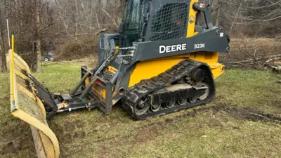 USED 2017 Deere 323E