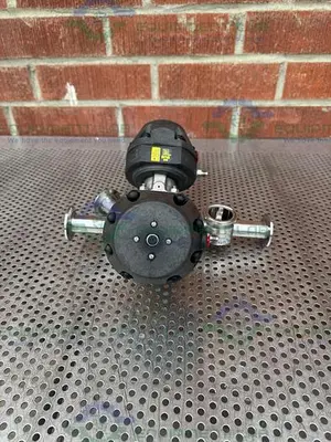 USED 2 ITT PURE FLO ADVANTAGE 4 - WAY DIAPHRAGM VALVE W/ 1" SANITARY FITTING