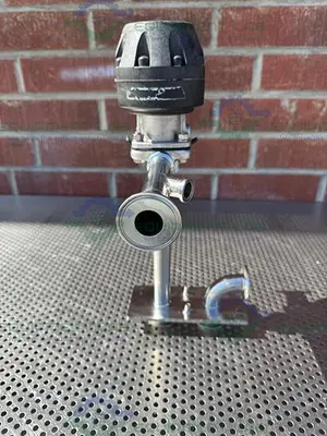 USED ITT PURE FLO ADVANTAGE 6 -WAY DIAPHRAGM VALVE W/ 1" TO 3/4" SANITARY FITTING