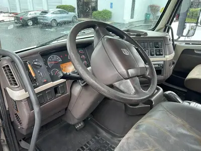 USED 2015 VOLVO VNM64T200