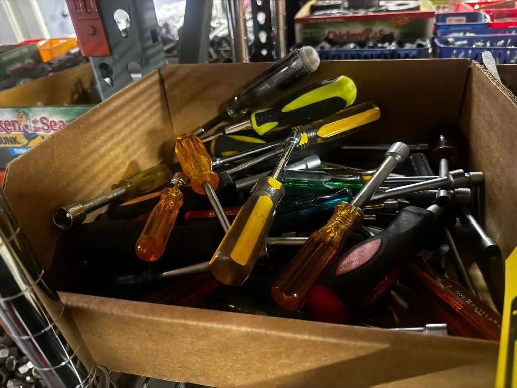 Used _UNKNOWN_ _UNKNOWN_ Screw Drivers Ohio US | Myron Bowling Auctioneers Inc #1504131