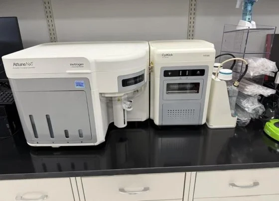 Used INVITROGEN ATTUNE NXT ACOUSTIC FOCUSING CYTOMETER WITH AUTO SAMPLER Cell Analysis New Jersey US | Bionex Scientific LLC #800753