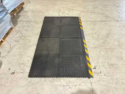USED 2ND SHIFT LOT OF 400 FLOOR TILES, COMBINATION OF CENTERS AND EDGE PIECES.