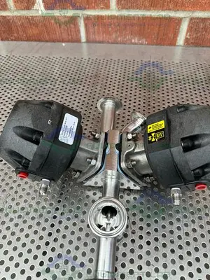 USED 2 ITT PURE FLO ADVANTAGE 4 - WAY DIAPHRAGM VALVE W/ 1" SANITARY FITTING