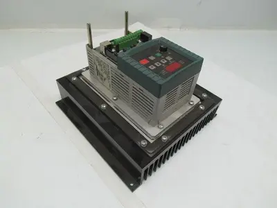 Reliance Electric 6MDDH-6P0102 AC Drive 0.75KW/1Hp 380-480VAC MD65 w/Heatsink