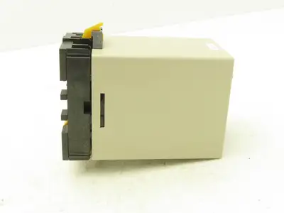 Omron SDV-FL6 Voltage Sensor Safety Monitor Relay 110 VAC W/Socket Base