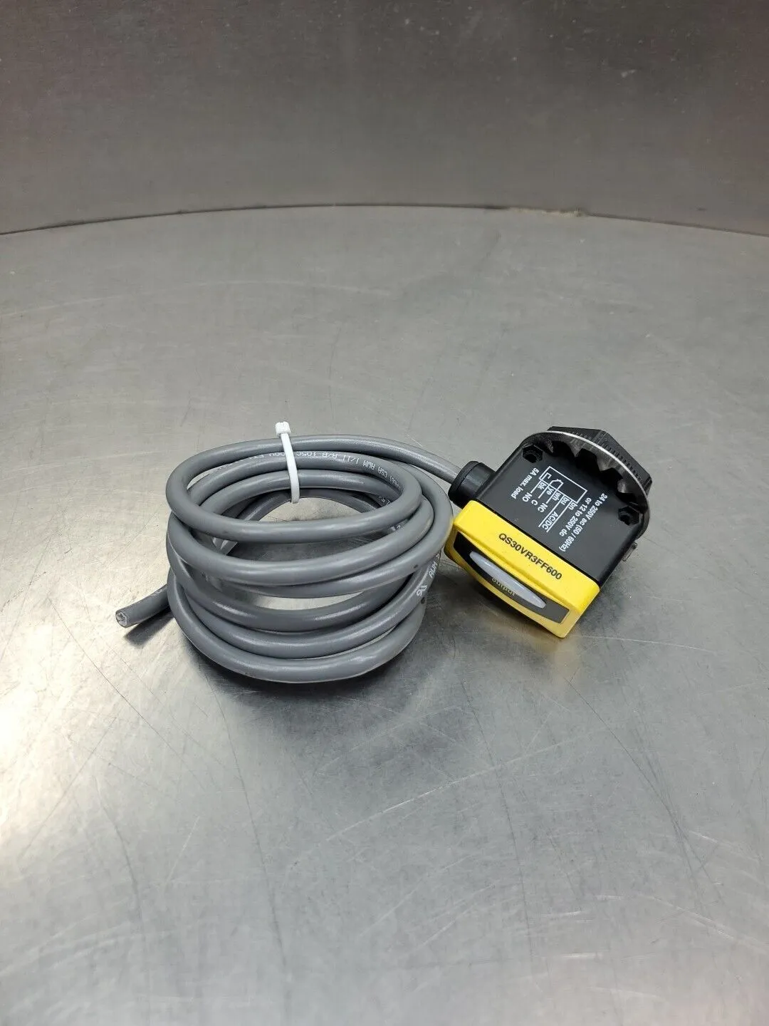 Banner Enginnering QS30VR3FF600 Sensor, 24-250VAC/12-250VDC. 5E-35/1