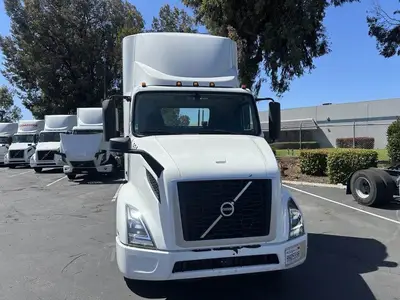 USED 2022 VOLVO VNR42T300