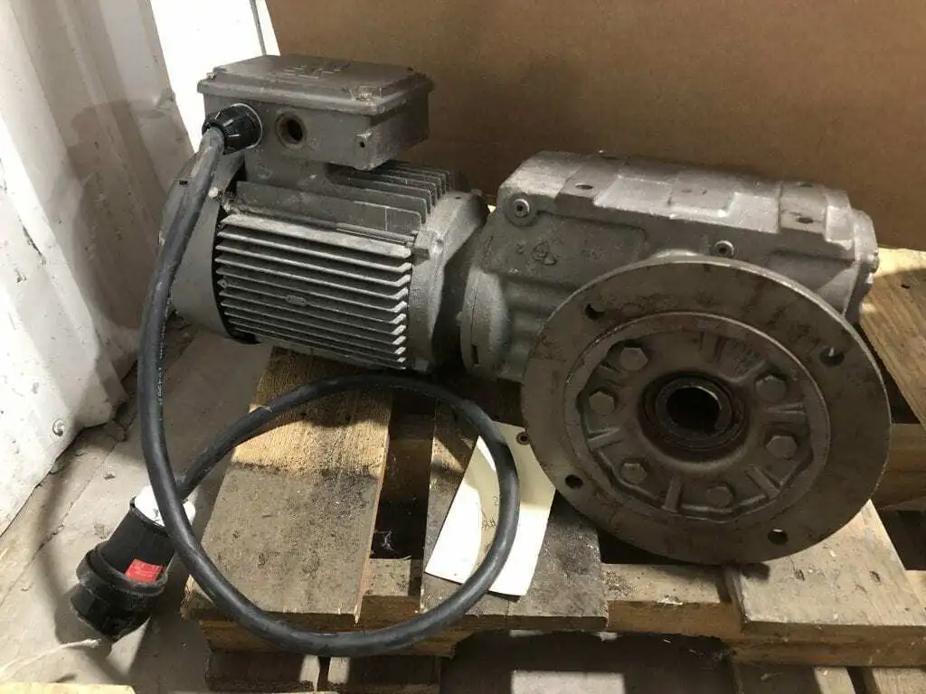 Sew-Eurodrive KAF67DT100LS4-KS 3HP Gear Drive/Speed Reducer 62RPM 27.28:1 3PH