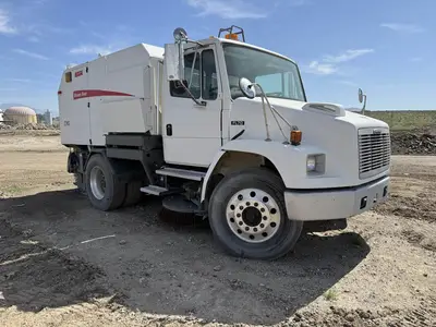 USED 2005 FREIGHTLINER FL70