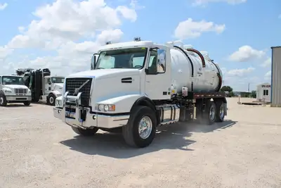 Used 2019 VOLVO VHD64B200 Vacuum Truck Texas US | Roll Off Truck World #1491991