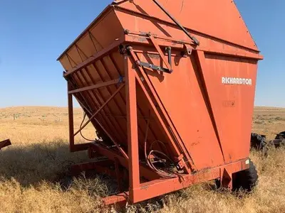 USED RICHARDTON 700