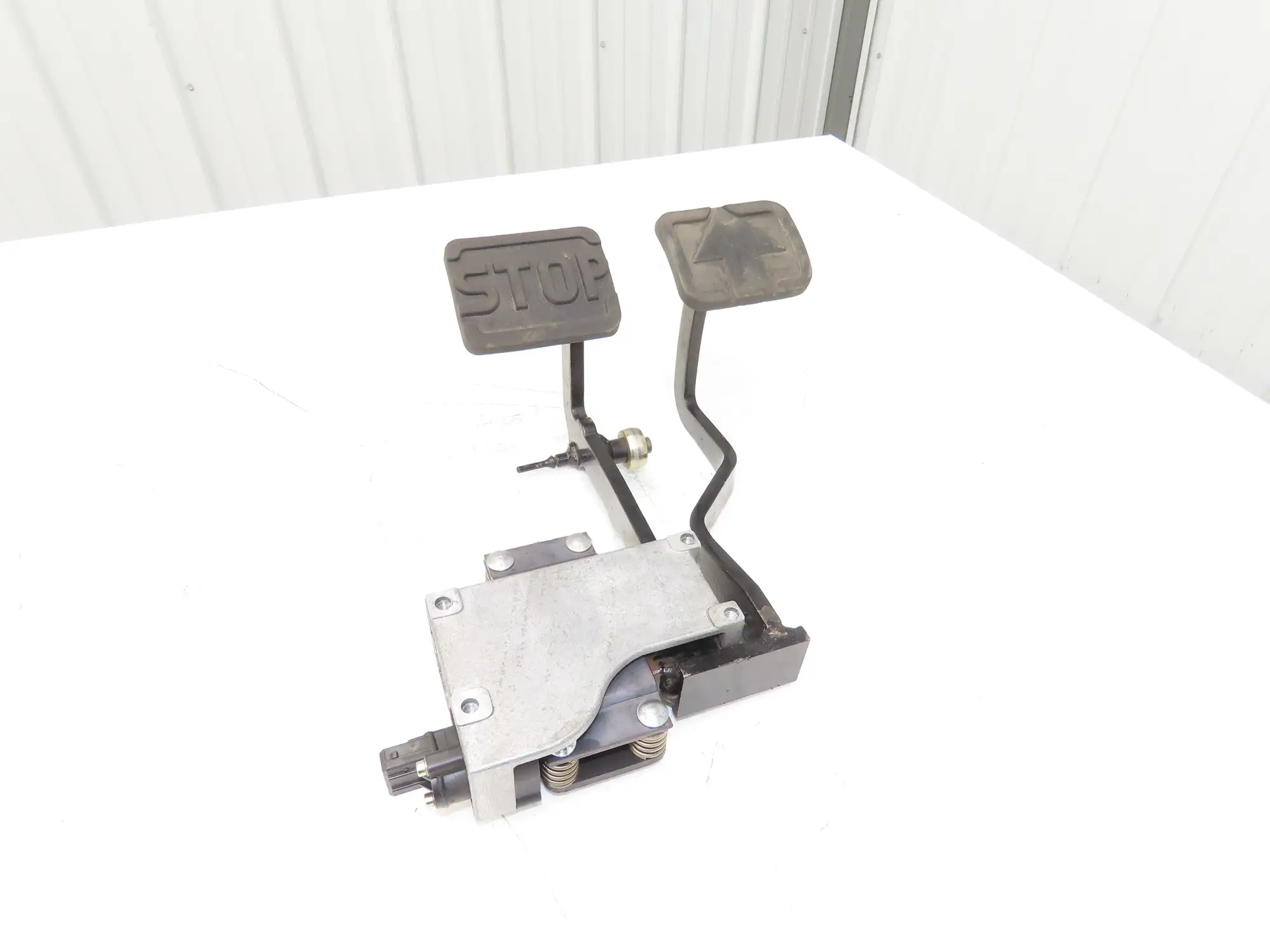 Linde Forklift Brake & Accelerator Pedal W/Potentiometer Removed From E20C