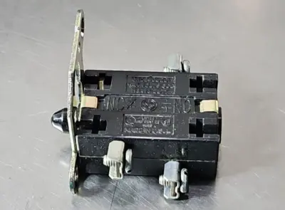 GE CR2940U202 CONTACT BLOCK. Loc4D21