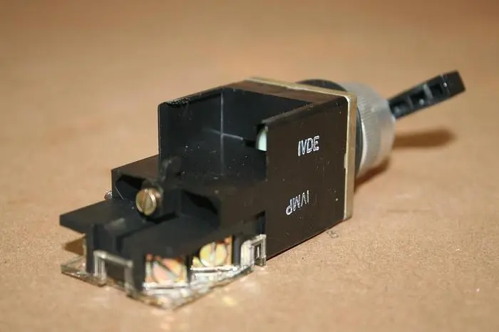 Used ALLEN BRADLEY 800MR-HX2B Relays & Switches Michigan US | Ideal Machinery #596979