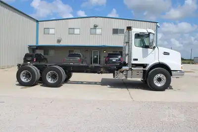Used 2019 VOLVO VHD104B200 Cab Chassis trucks Texas US | Roll Off Truck World #1492007