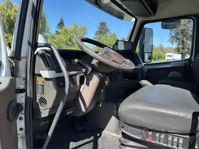 USED 2015 VOLVO VNM64T200